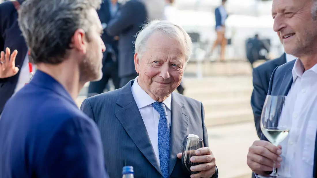 Porsche-Vorstand Detlev von Platen (rechts) steht unter Druck. (Archivbild) - Bild: Christoph Schmidt/dpa