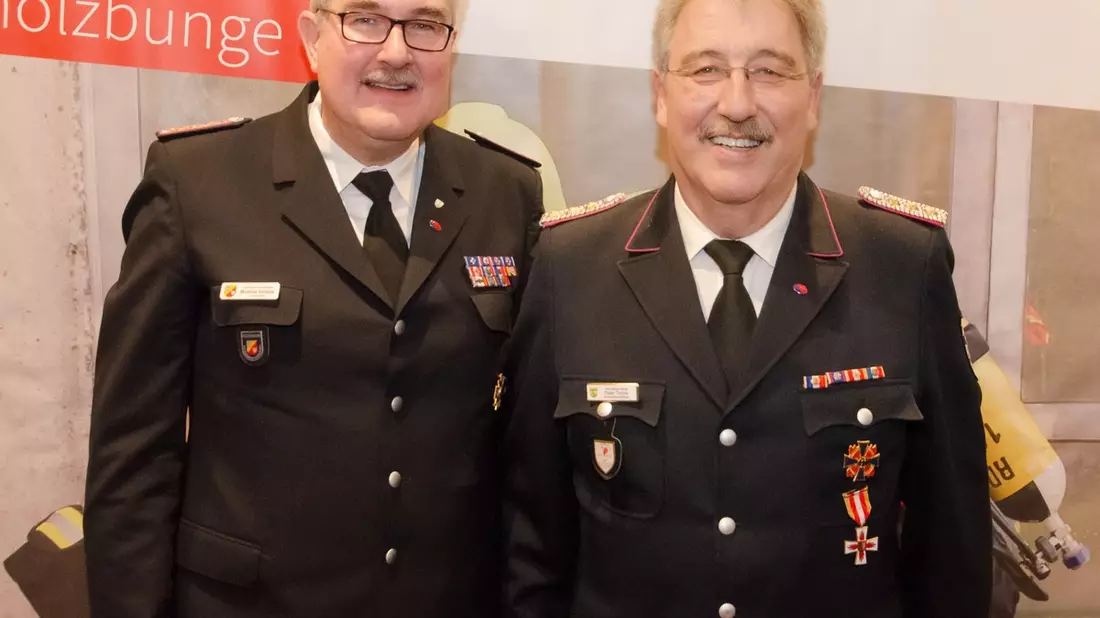 FW-RD: JHV Feuerwehr Holzbunge - Peter Thoms für 50 Jahre aktiven Dienst mit dem Brandschutzehrenzeichen in Gold ausgezeichnet. - Bild: presseportal.de