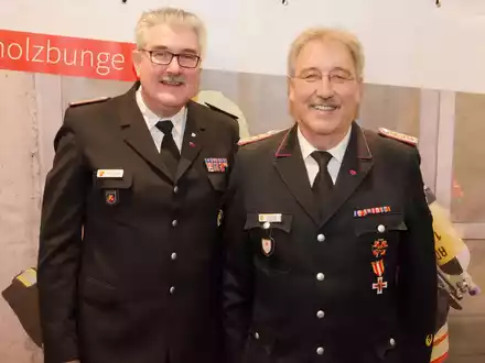 FW-RD: JHV Feuerwehr Holzbunge - Peter Thoms für 50 Jahre aktiven Dienst mit dem Brandschutzehrenzeichen in Gold ausgezeichnet. - Foto: presseportal.de