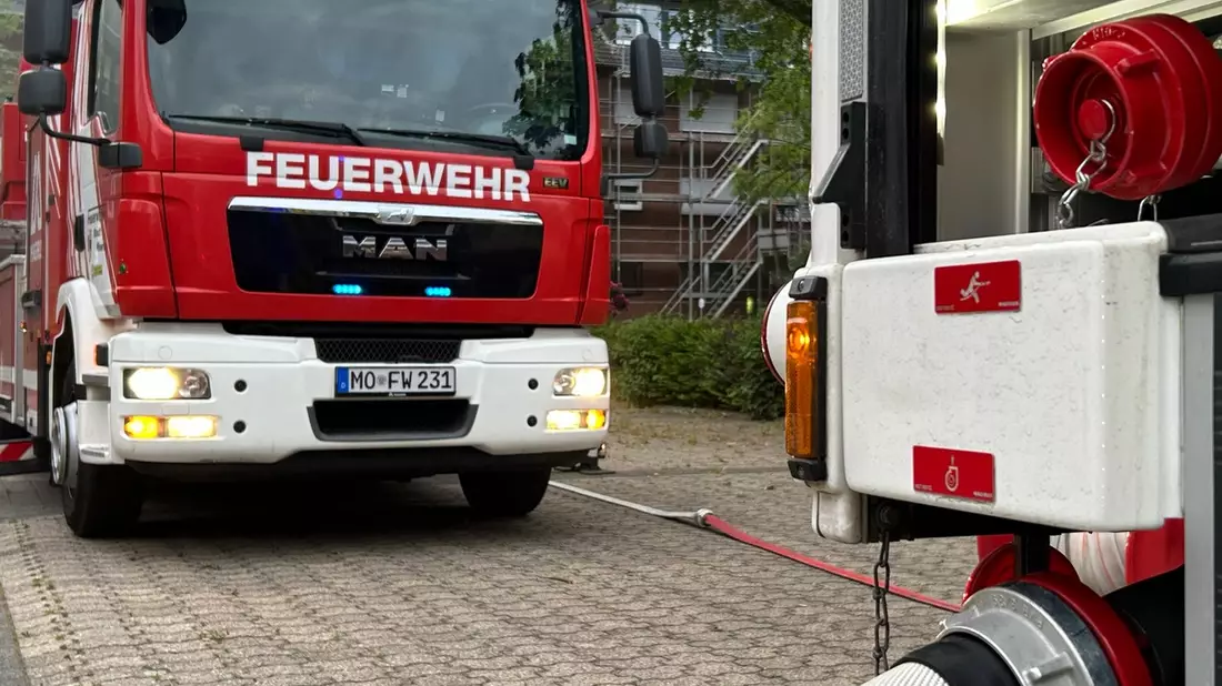 FW Moers: Brennender Traktor in Moers-Schwafheim - Bild: presseportal.de