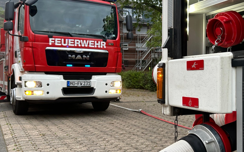 FW Moers: Brennender Traktor in Moers-Schwafheim - Foto: presseportal.de