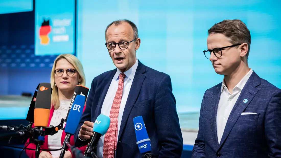 Unionskanzlerkandidat Friedrich Merz (CDU) hat die Bedeutung des Demonstrationsrechts betont und gleichzeitig Friedlichkeit angemahnt.  - Bild: Christoph Soeder/dpa