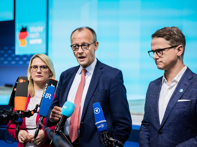 Unionskanzlerkandidat Friedrich Merz (CDU) hat die Bedeutung des Demonstrationsrechts betont und gleichzeitig Friedlichkeit angemahnt.  - Foto: Christoph Soeder/dpa