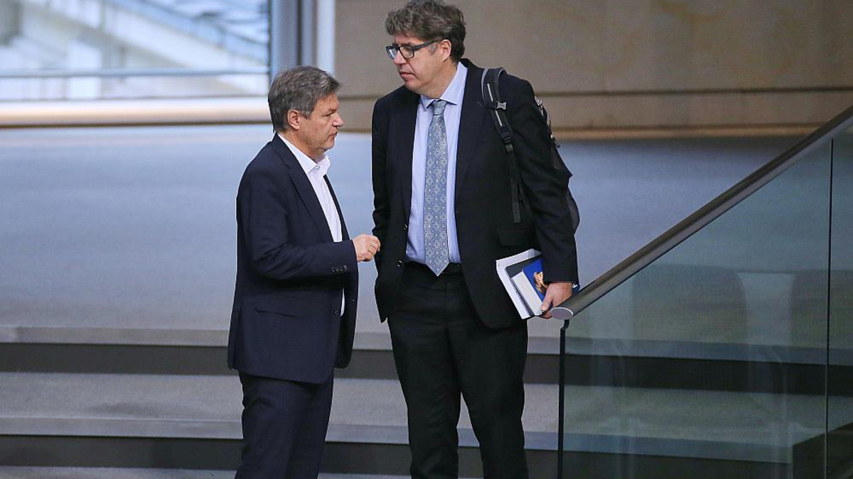 Robert Habeck und Michael Kellner am 31.01.2025 mit Merkel-Autobiografie in der Hand - Foto: über dts Nachrichtenagentur