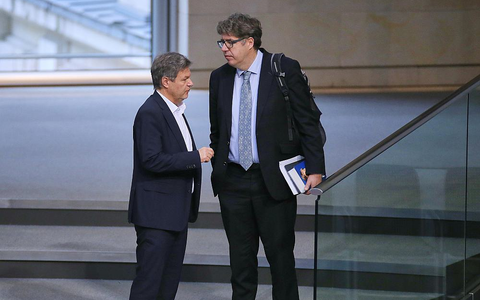 Robert Habeck und Michael Kellner am 31.01.2025 mit Merkel-Autobiografie in der Hand - Foto: über dts Nachrichtenagentur