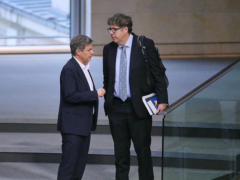 Robert Habeck und Michael Kellner am 31.01.2025 mit Merkel-Autobiografie in der Hand - Foto: über dts Nachrichtenagentur