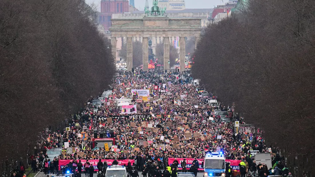 In Berlin und zahlreichen anderen Städten gab es am vergangenen Wochenende, bei denen kritisiert wurde, dass die Union im Bundestag Vorschläge zur Migrationspolitik zur Abstimmung gestellt hatte, bei denen eine Mehrheit ohne Stimmen der AfD nicht zu erwarten war. (Archivbild) - Bild: Sebastian Christoph Gollnow/dpa