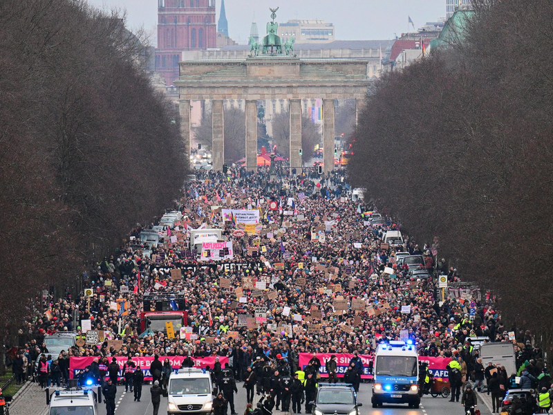 Zehntausende gingen auf die Straßen - in den Umfragen zur Bundestagswahl dagegen zeichnet sich die aufgeregte Stimmung nicht ab. (Archivbild) - Foto: Sebastian Christoph Gollnow/dpa