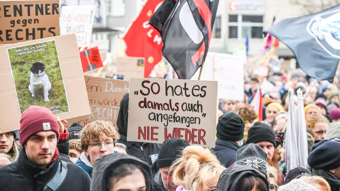 In Ulm gehen Demonstranten für die Demokratie auf die Straße. - Bild: Jason Tschepljakow/dpa