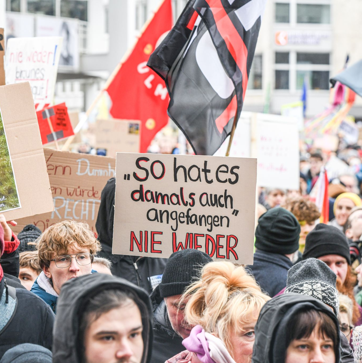 In Ulm gehen Demonstranten für die Demokratie auf die Straße. - Foto: Jason Tschepljakow/dpa
