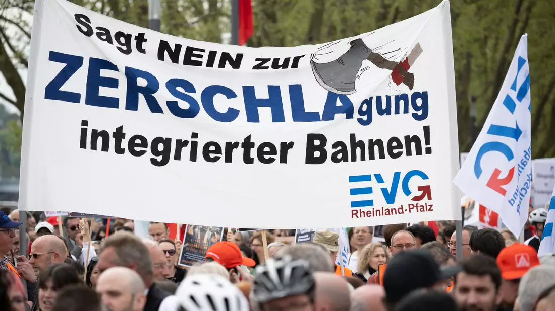 Die EVG kämpft seit Jahren gegen eine mögliche Aufspaltung der Bahn. (Archivbild) - Bild: Sebastian Christoph Gollnow/dpa
