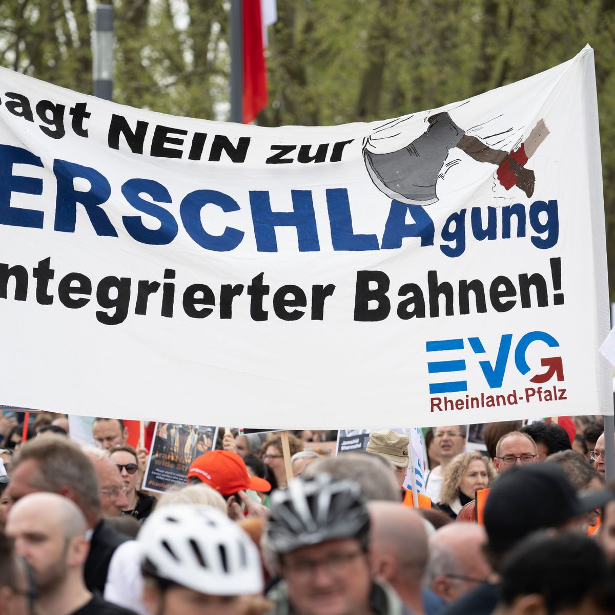 Die EVG kämpft seit Jahren gegen eine mögliche Aufspaltung der Bahn. (Archivbild) - Foto: Sebastian Christoph Gollnow/dpa