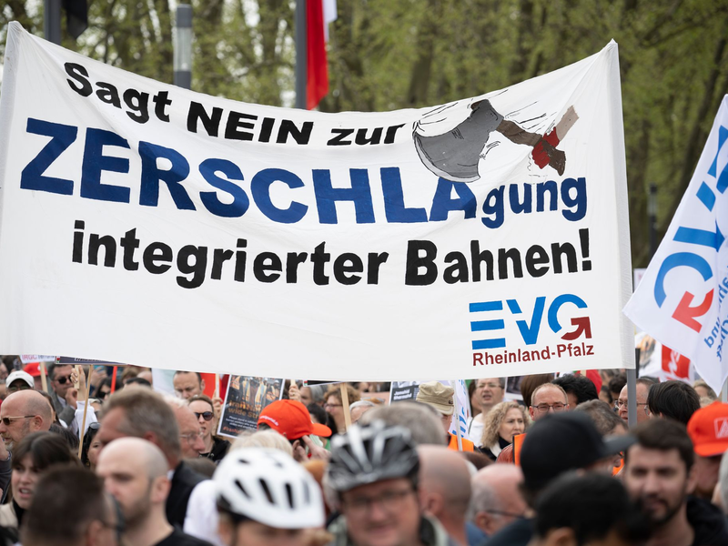 Die EVG kämpft seit Jahren gegen eine mögliche Aufspaltung der Bahn. (Archivbild) - Foto: Sebastian Christoph Gollnow/dpa