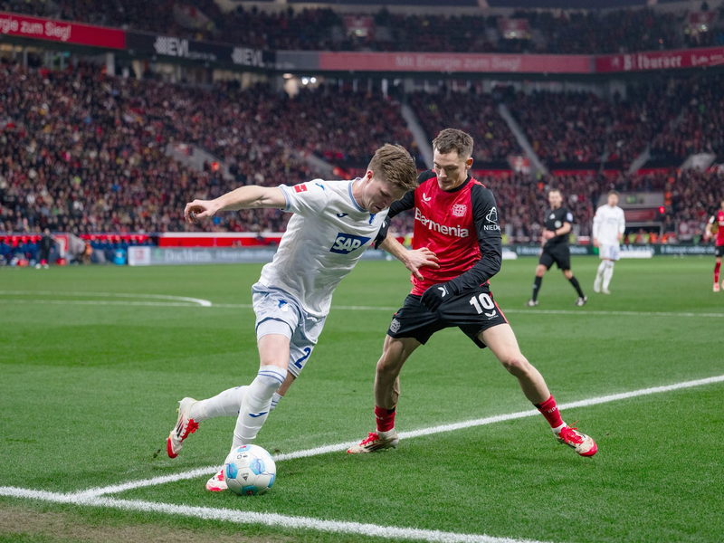 Im Spiel Leverkusen gegen Hoffenheim gab es die erste Schiedsrichter-Durchsage.  - Foto: Marius Becker/dpa