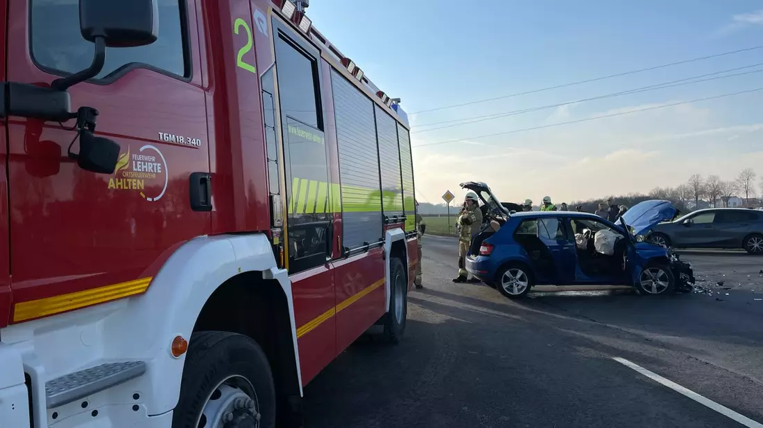 FW Lehrte: Ein Toter, zwei Verletzte und ein qualmender Papierkorb, Einsatzkräfte der Stadtfeuerwehr am Sonntag gefordert - Bild: presseportal.de