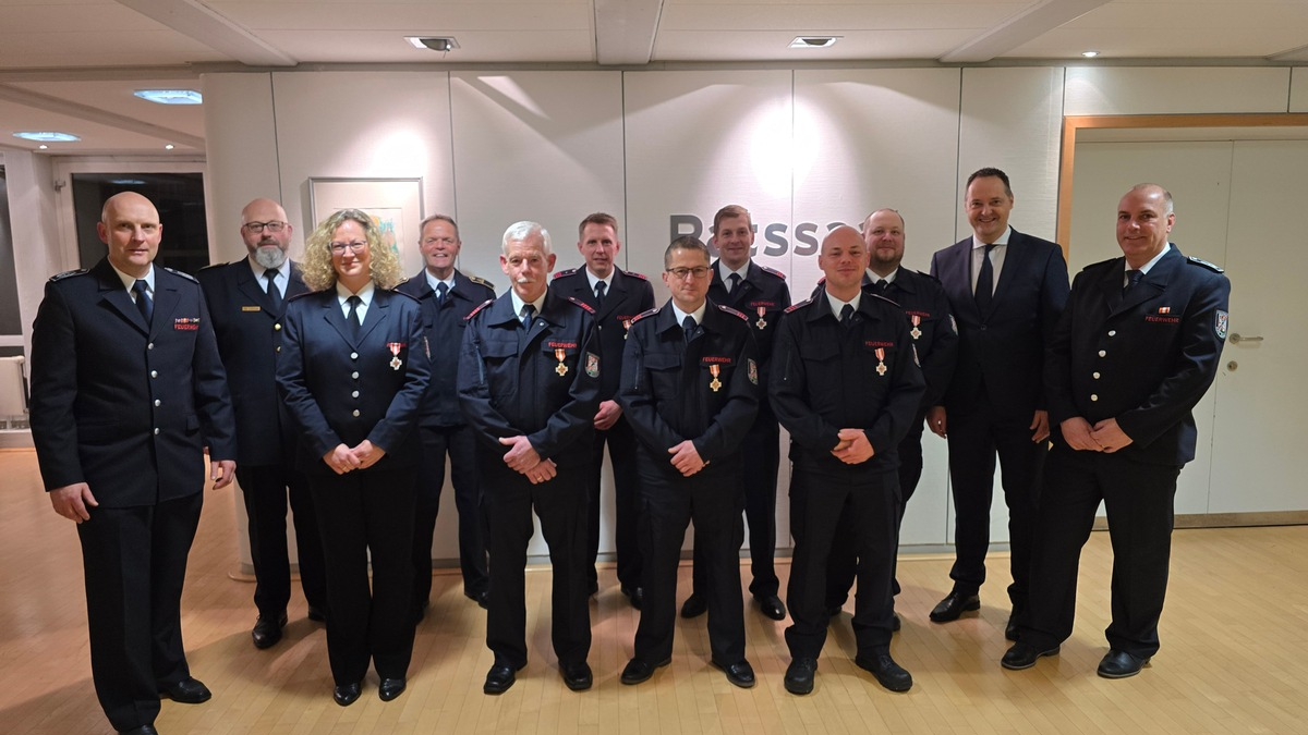 FW-OE: Ehrung für langjähriges Engagement der Feuerwehrangehörigen - Foto: presseportal.de