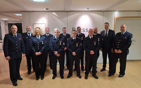 FW-OE: Ehrung für langjähriges Engagement der Feuerwehrangehörigen - Foto: presseportal.de