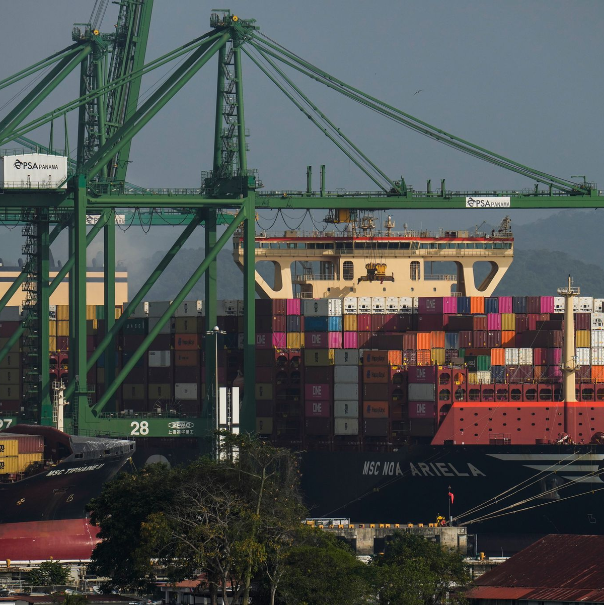 Strittig ist die Kontrolle der Häfen auf beide Seiten des Kanals durch ein Unternehmen aus Hongkong. - Foto: Matias Delacroix/AP/dpa