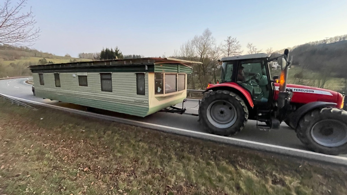 POL-PDKL: Ungewöhnliches Schleppergespann - Foto: presseportal.de