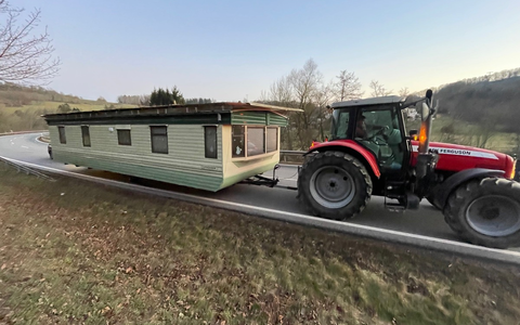 POL-PDKL: Ungewöhnliches Schleppergespann - Foto: presseportal.de