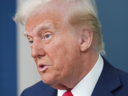 Donald Trump reagierte froh auf die Nachricht von Colberts Absetzung. (Archivbild) - Foto: Jacquelyn Martin/AP/dpa