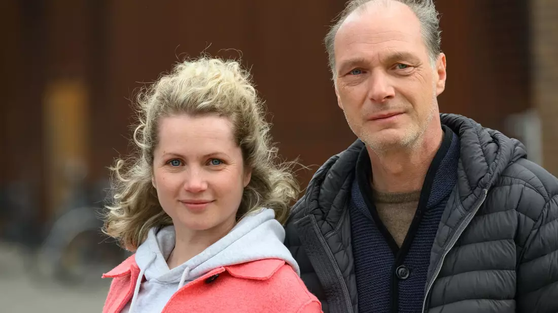 Die Schauspielerin Cornelia Gröschel und der Schauspieler Martin Brambach - hier bei Dreharbeiten zu einem MDR-«Tatort», der in etwa einem Jahr zu sehen sein soll. - Bild: Robert Michael/dpa