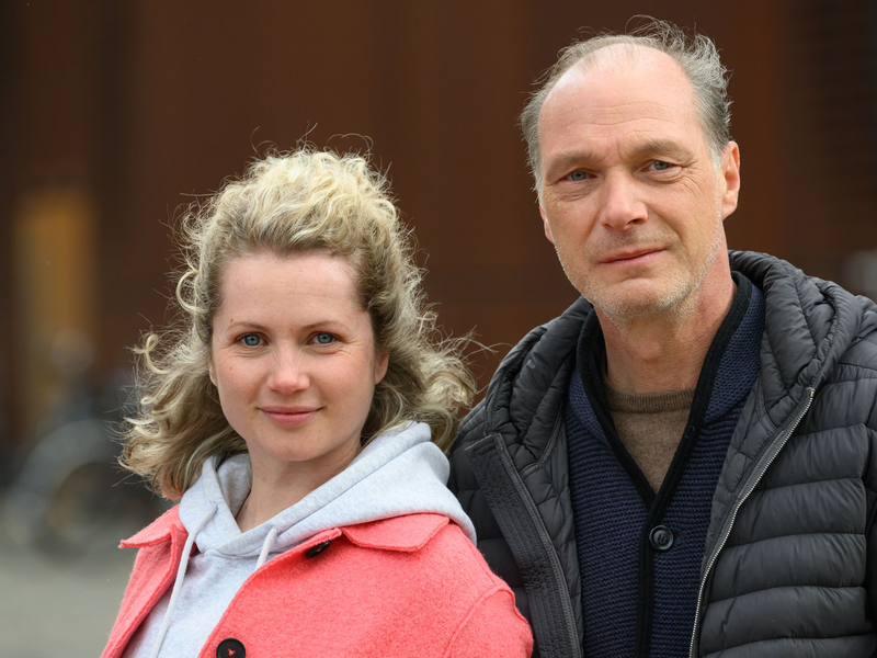 Die Schauspielerin Cornelia Gröschel und der Schauspieler Martin Brambach - hier bei Dreharbeiten zu einem MDR-«Tatort», der in etwa einem Jahr zu sehen sein soll. - Foto: Robert Michael/dpa