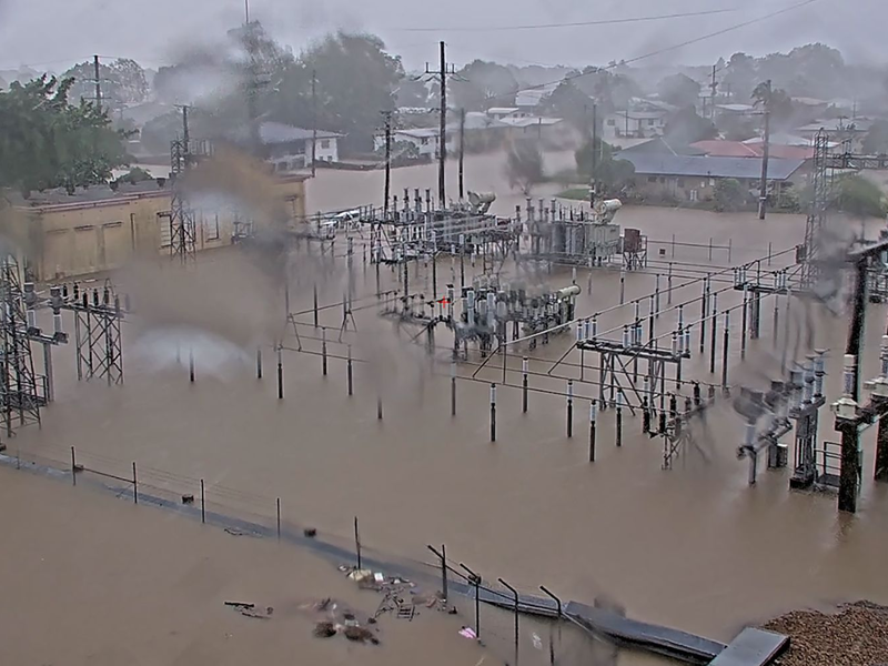 In vielen Teilen im Norden von Queensland stand das Wasser meterhoch. - Foto: Energy Queensland/AAP/dpa