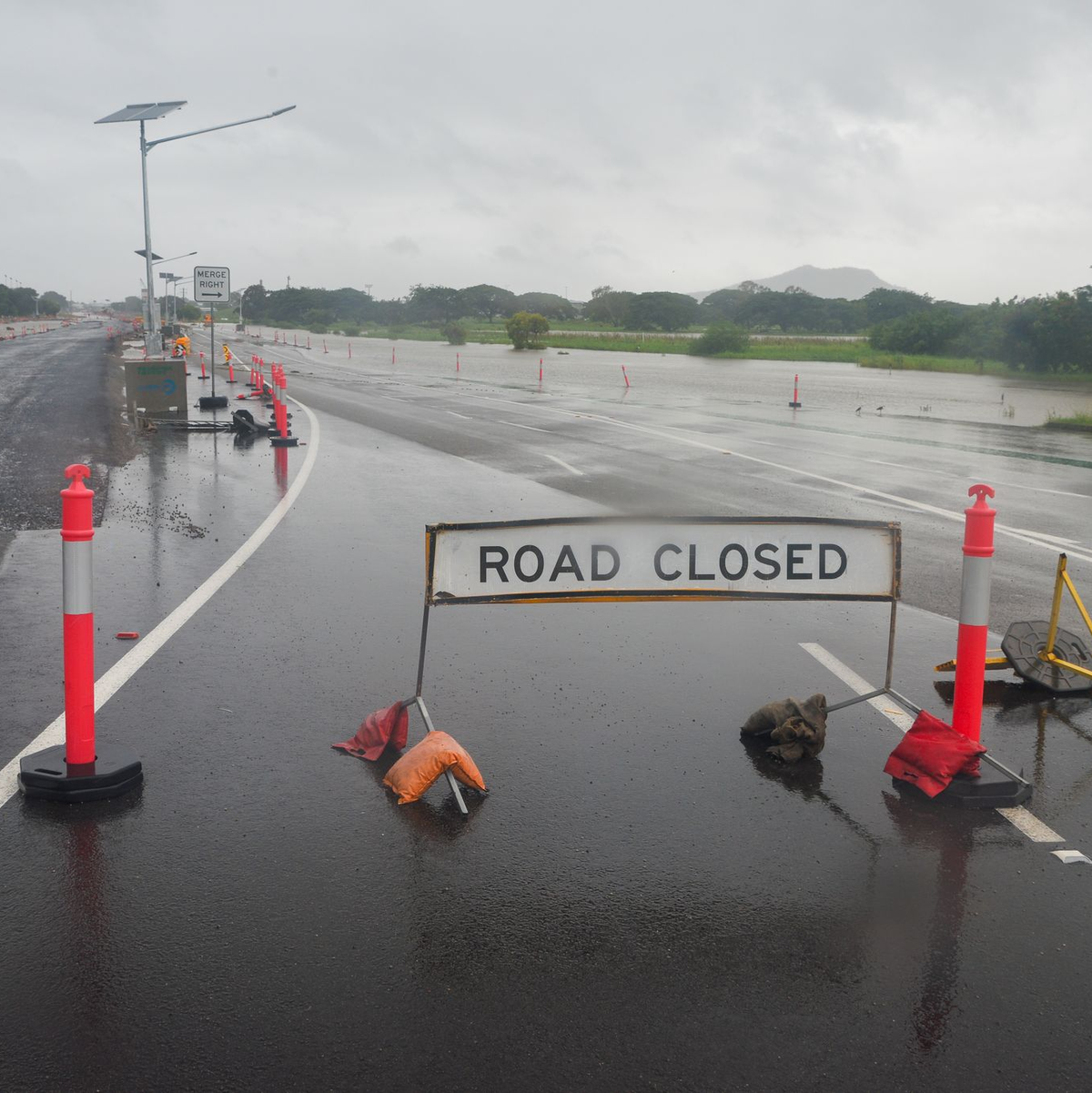 Besonders betroffen ist die Region zwischen Townsville und Cairns, die bei Touristen aus aller Welt beliebt ist. - Foto: Scott Radford-Chisholm/AAP/dpa