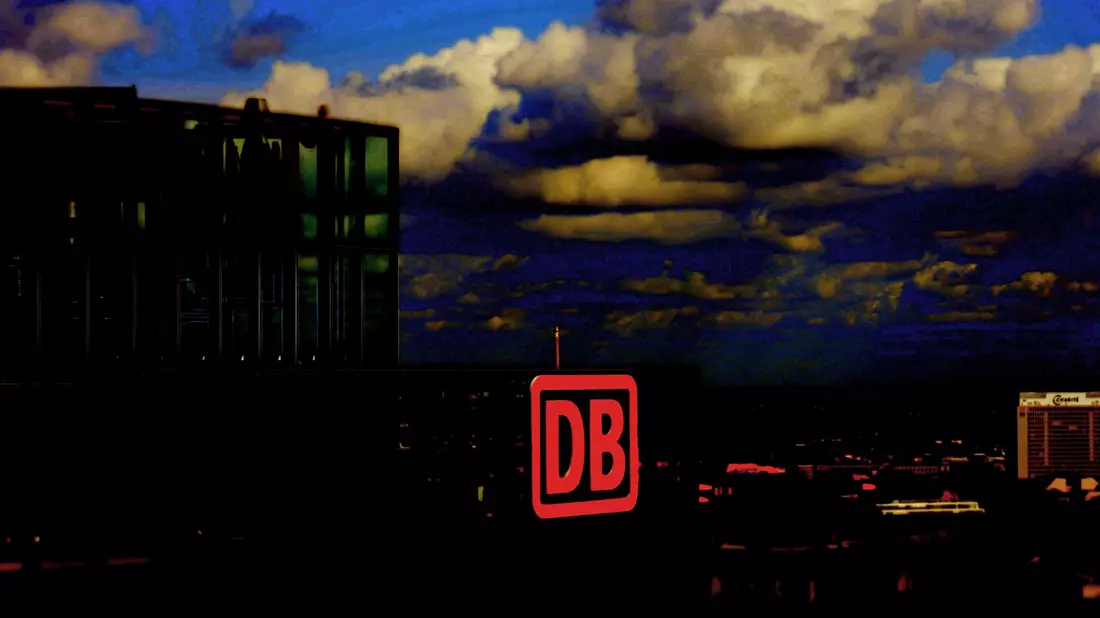 Dem Bahnkonzern im Berliner Tower droht unter einer möglichen CDU-Regierung eine Neuaufstellung. (Archivbild) - Bild: Paul Zinken/dpa