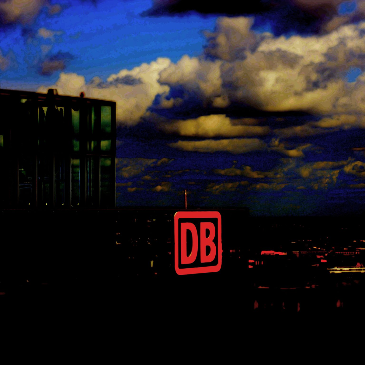 Dem Bahnkonzern im Berliner Tower droht unter einer möglichen CDU-Regierung eine Neuaufstellung. (Archivbild) - Foto: Paul Zinken/dpa