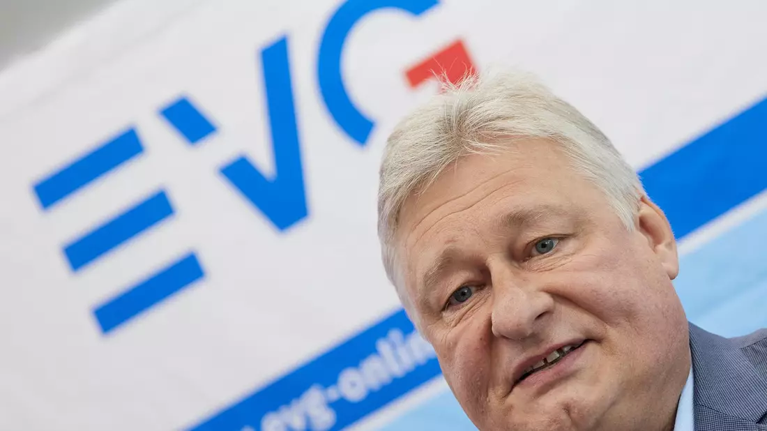 EVG-Chef Burkert fürchtet um das Wohl der Beschäftigten. (Archivbild) - Bild: Jörg Carstensen/dpa