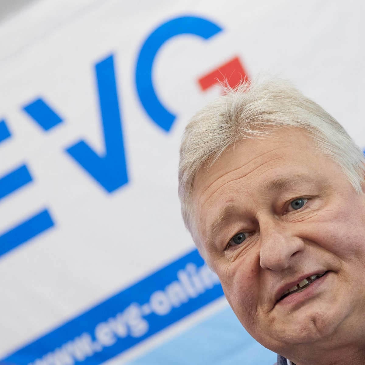 EVG-Chef Burkert fürchtet um das Wohl der Beschäftigten. (Archivbild) - Foto: Jörg Carstensen/dpa