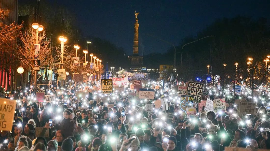 Zehntausende kamen zur Kundgebung unter dem Motto «Aufstand der Anständigen - Wir sind die Brandmauer!» in Berlin. - Bild: Sebastian Christoph Gollnow/dpa