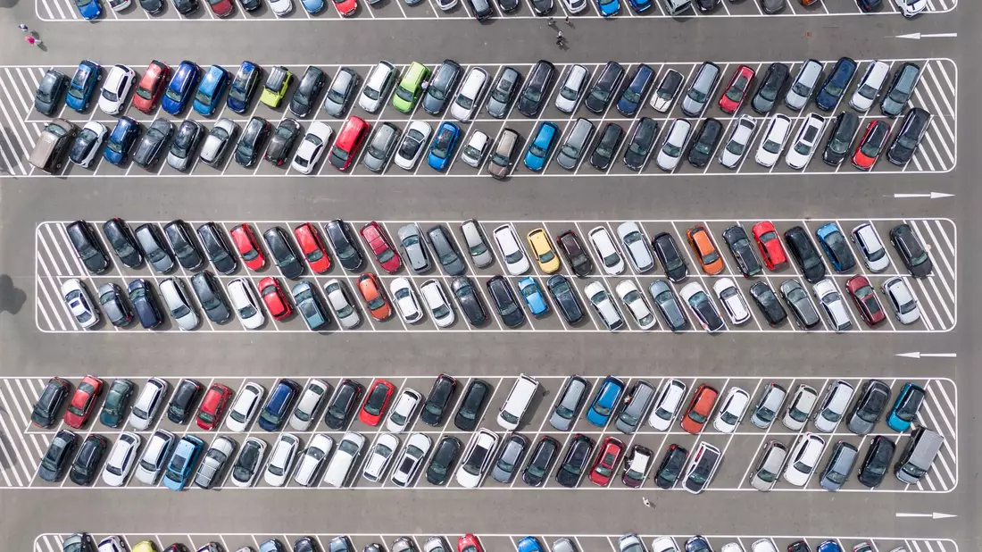 Jedes Fahrzeug muss versichert werden - und die Kfz-Policen werden laut Verivox-Umfrage teurer. (Illustration). - Bild: Sebastian Kahnert/dpa