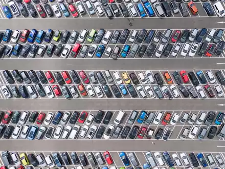 Jedes Fahrzeug muss versichert werden - und die Kfz-Policen werden laut Verivox-Umfrage teurer. (Illustration). - Foto: Sebastian Kahnert/dpa