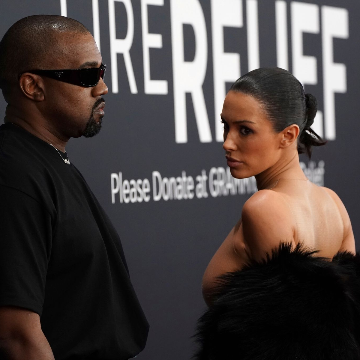 Kanye West und Bianca Censori auf dem roten Teppich. - Foto: Jordan Strauss/Invision/AP/dpa