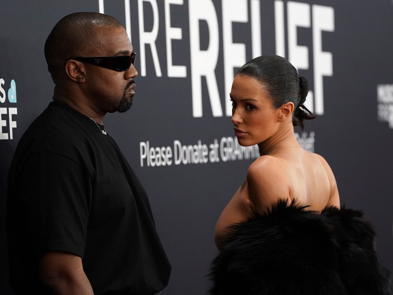 Kanye West und Bianca Censori auf dem roten Teppich. - Foto: Jordan Strauss/Invision/AP/dpa