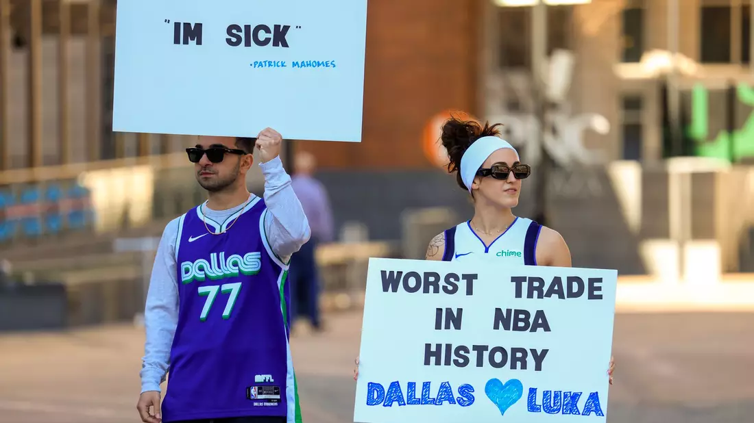 Den Mavs-Fans gefällt der Wechsel überhaupt nicht. - Bild: Elias Valverde II/The Dallas Morning News/AP/dpa