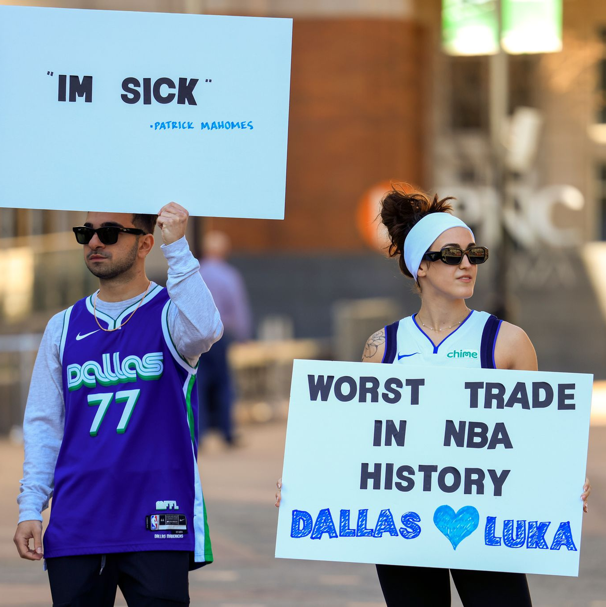 Den Mavs-Fans gefällt der Wechsel überhaupt nicht. - Foto: Elias Valverde II/The Dallas Morning News/AP/dpa