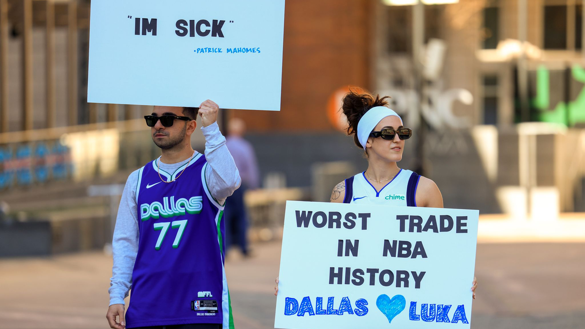 Den Mavs-Fans gefällt der Wechsel überhaupt nicht. - Foto: Elias Valverde II/The Dallas Morning News/AP/dpa