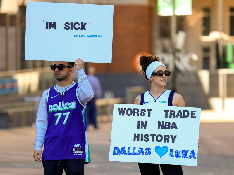 Den Mavs-Fans gefällt der Wechsel überhaupt nicht. - Foto: Elias Valverde II/The Dallas Morning News/AP/dpa