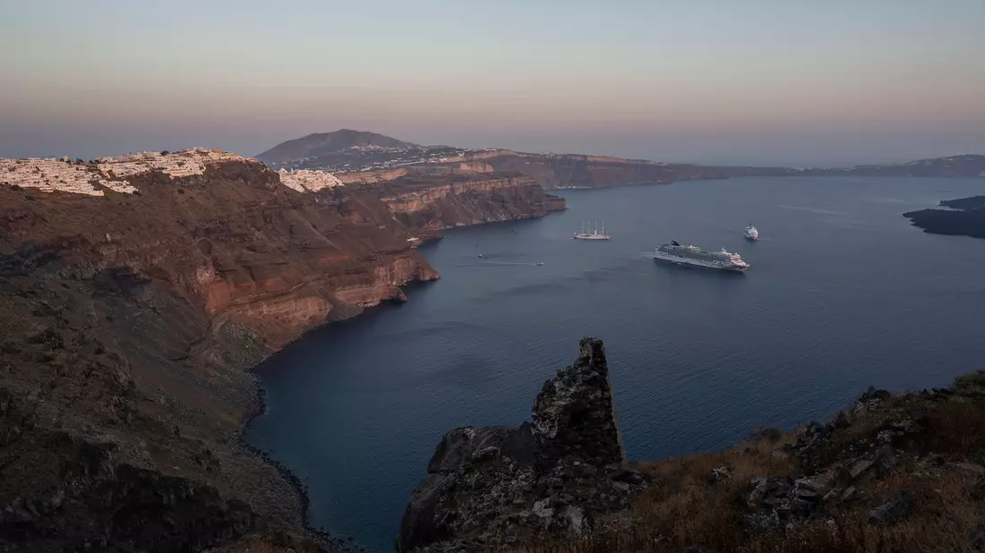 Gefährliche Idylle: Auf Santorini bebt es derzeit alle fünf bis zehn Minuten. - Bild: Petros Giannakouris/AP/dpa
