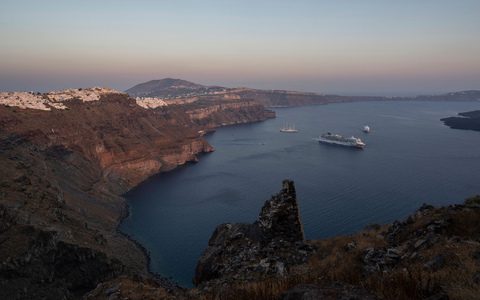 Gefährliche Idylle: Auf Santorini bebt es derzeit alle fünf bis zehn Minuten. - Foto: Petros Giannakouris/AP/dpa Gefährliche Idylle: Auf Santorini bebt es derzeit alle fünf bis zehn Minuten. - Foto: Petros Giannakouris/AP/dpa