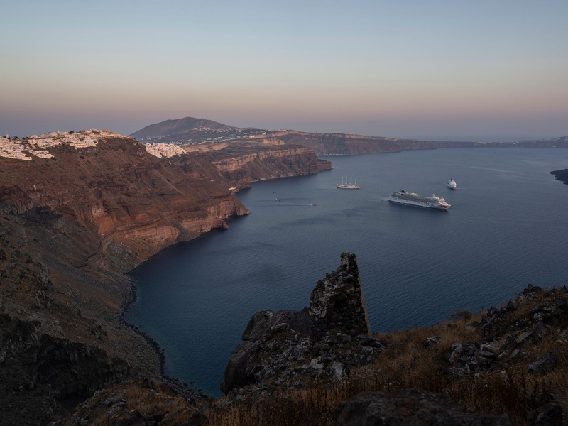 Gefährliche Idylle: Auf Santorini bebt es derzeit alle fünf bis zehn Minuten. - Foto: Petros Giannakouris/AP/dpa