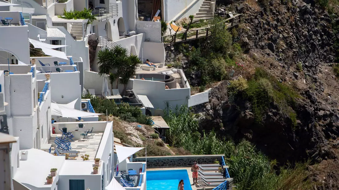 Idylle in Angst: Auf Santorini fürchten die Menschen eine Naturkatastrophe. (Archivbild) - Bild: picture alliance / Angelos Tzortzinis/dpa