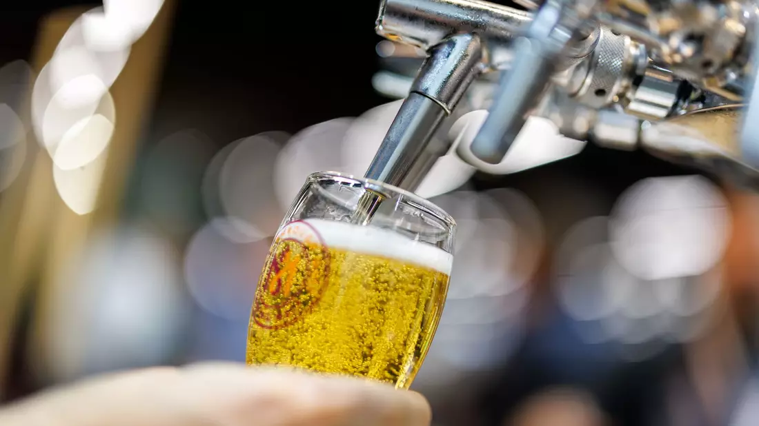 Der Bierabsatz in Deutschland geht zurück. (Archivbild) - Bild: Daniel Karmann/dpa