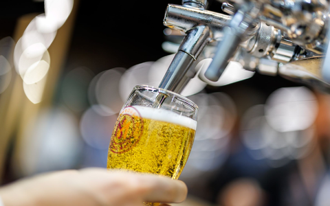 Der Bierabsatz in Deutschland geht zurück. (Archivbild) - Foto: Daniel Karmann/dpa