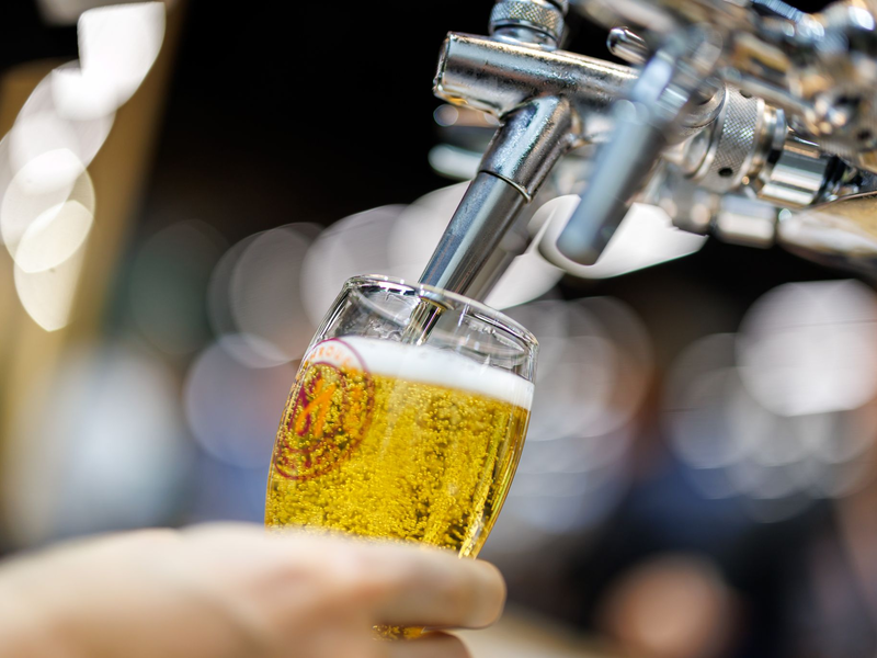 Der Bierabsatz in Deutschland geht zurück. (Archivbild) - Foto: Daniel Karmann/dpa