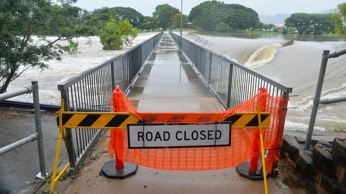 Mehrere Flüsse sind über die Ufer getreten, Straßen sind gesperrt. - Bild: Scott Radford-Chisholm/AAP/dpa